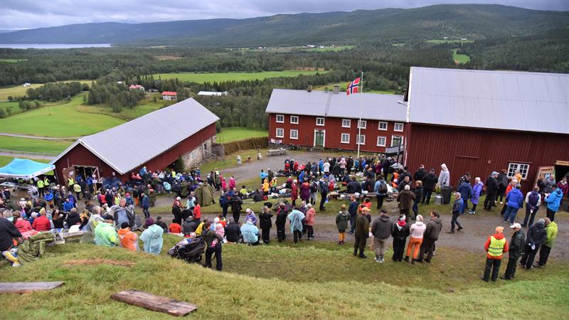 Mange mennesker på et gårdstun. Kvelia i Lierne (Foto: Trøndelag fylkeskommune)