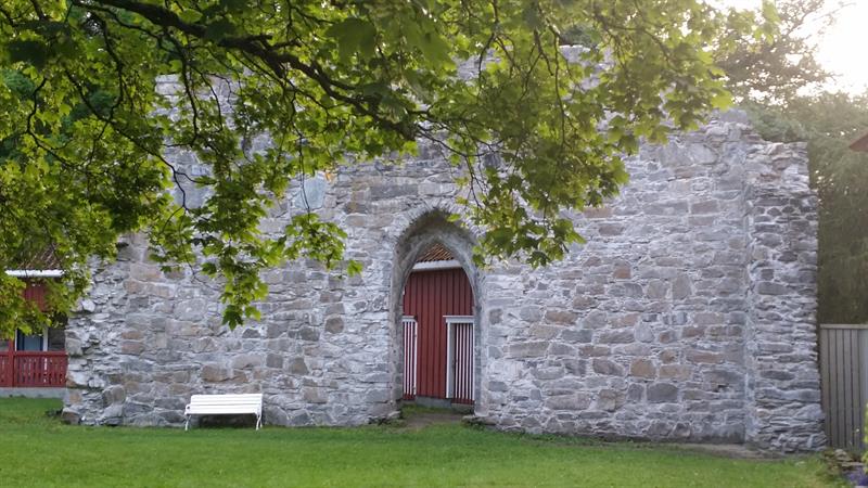 Bilde av Reins kloster i Rissa, Trøndelag (Foto: Kristin Prestvold).