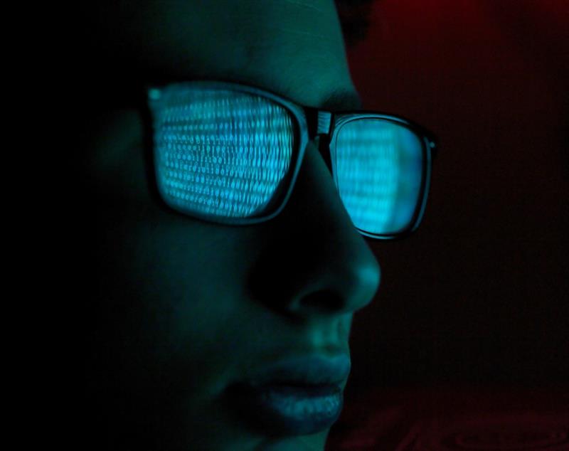 Skummel mann med solbriller som prøver å hacke