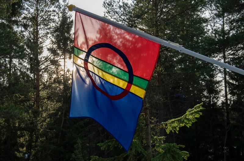 Samisk_flagg_Foto_Aina_Bye.jpg Bilde av samisk flagg.