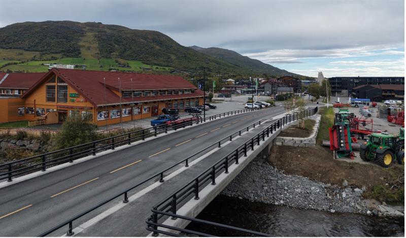 Den nye Ålma bru i Oppdal sentrum. Brua ble åpnet for trafikk 13. august og har offisiell åpning fredag 18. september. Foto: Trøndelag fylkeskommune.