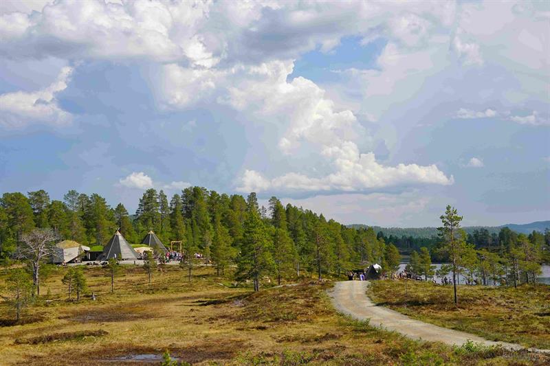 Trollheimstunet med kafé-lavvo, badevann og flotte overnattingsmuligheter. Foto: iTrollheimen.