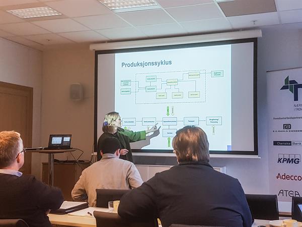 Sofie Møller presenterer oppgaven sin på workshop for Fornybarklyngens medlemsbedrifter. Foto: privat.