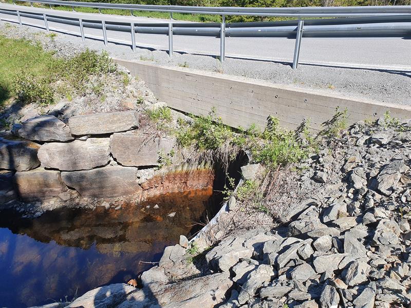 Bilde av fylkesveg 6816 Langsteinvegen ved Lauvås bru