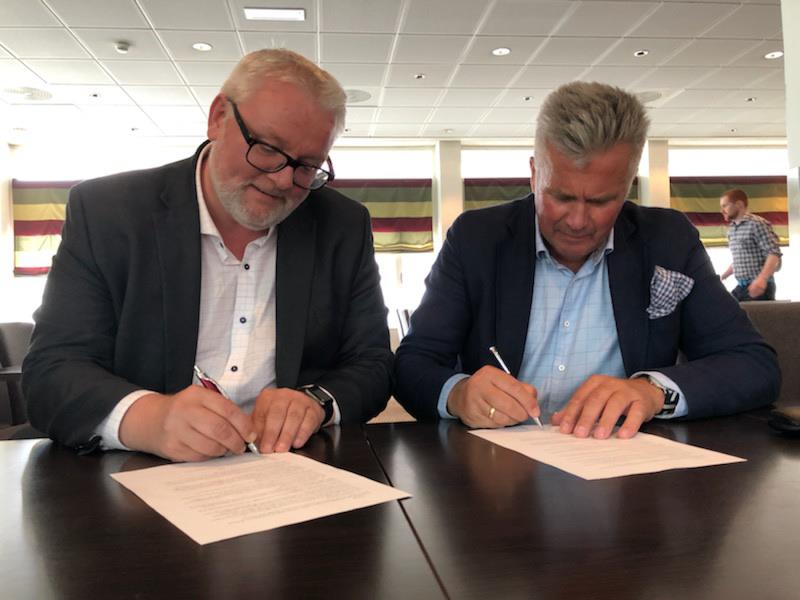 Mandag signerte fylkesmann Frank Jensen og fylkesrådmann Odd Inge Mjøen om samarbeidsavtalen om gjennomføring av Leve hele livet - kvalitetsreformen for eldre.
Foto: Ole Tronstad 
