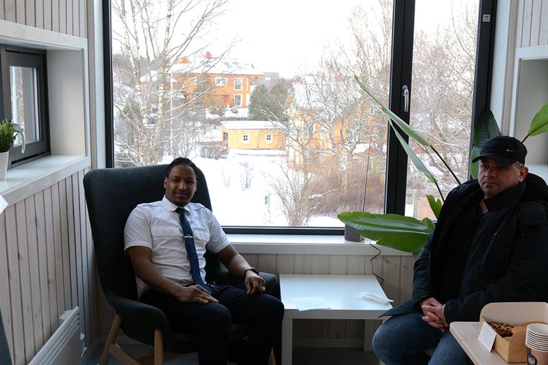 bussjåfører.jpg Bussjåførene Mashlah Aways Ahmed og Aso Mohammed Giza gleder seg til å ta i bruk den nye hvileboden på Østmarka. Foto: Mona J. Andersson