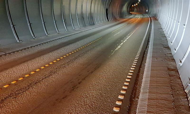 Ødelagt asfalt inni Frøyatunnelen.