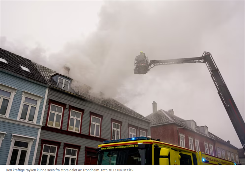 Brannslukking over et hustak.