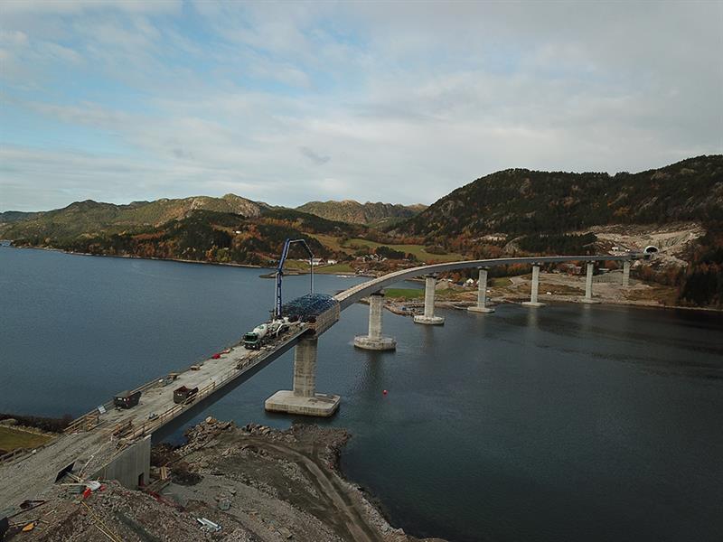 Fra utbyggingsprosjektet Tjørna til Mjønes, inkludert kryssing av Åstfjorden. Ferdigstilles i 2020