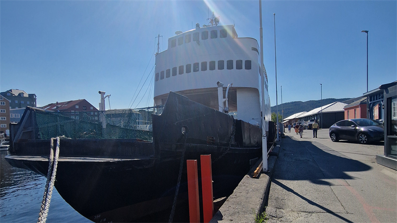 Eldre skip ligger ved kai.