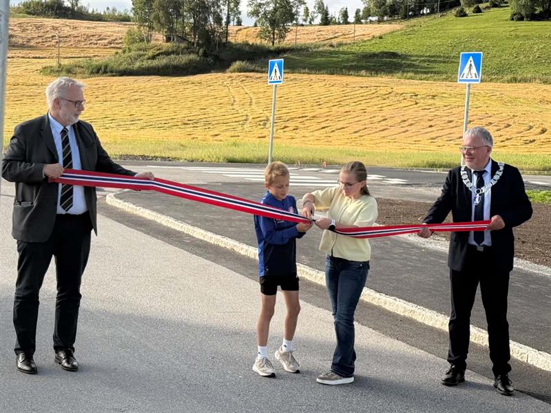 Fylkesvaraordfører Pål Sæther Eiden sto for den offisielle åpningen og sammen med ordfører i Steinkjer, Gunnar Thorsen holdt de snor, mens Eldbjørg Julien og Velte Binde Bratberg, elever ved Binde skole fikk klippe snora.