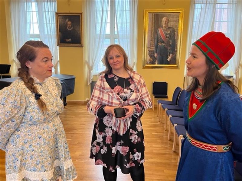 Sametingsråd Maja Kristine Jåma (t.h) møtte leder for hovedutvalg for utdanning, Kari Anita Furunes (t.v) i forbindelse med sametingets besøk i Trondheim 28. april. Wenche Andersen fra Sametingets administrasjon i midten. 