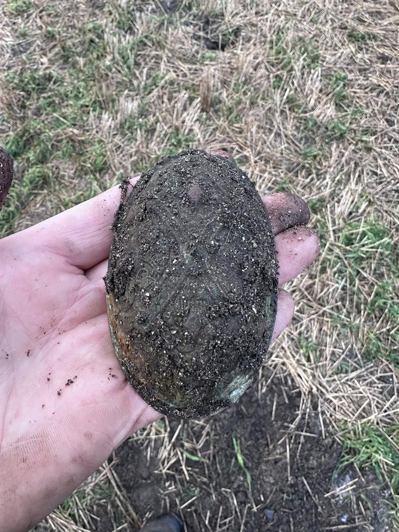 Skålspenna med jord på.