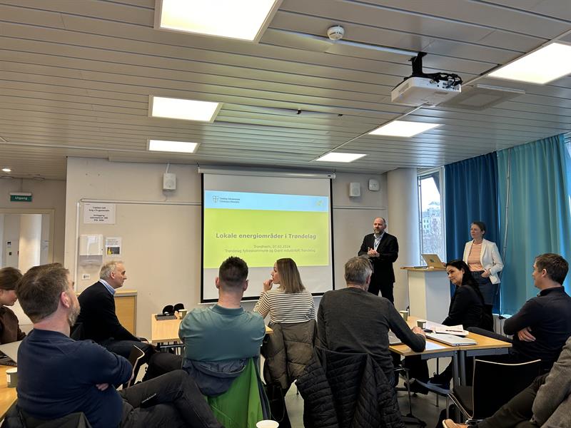 Lokale energiområder 5.jpeg Personer i et møterom som diskuterer. Deltakerne diskuterte både status, muligheter og utfordringer i utviklinga av lokale energiområder i Trøndelag. Foto: Syver Lie Rønningen.