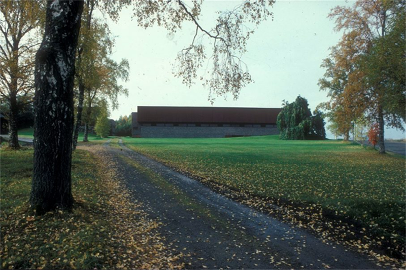 Fredningslista i fylket domineres av trønderlåner med høy aldersverdi. I 1995 ble Trones gård bygd i 1962-1967 fredet som et eksempel på Det 20. århundres arkitektur (Foto: Jon Haug)