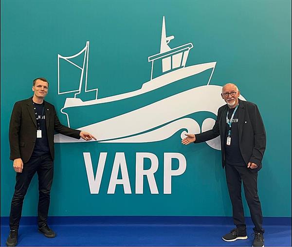 Prosjektledere VARP foran logoen.