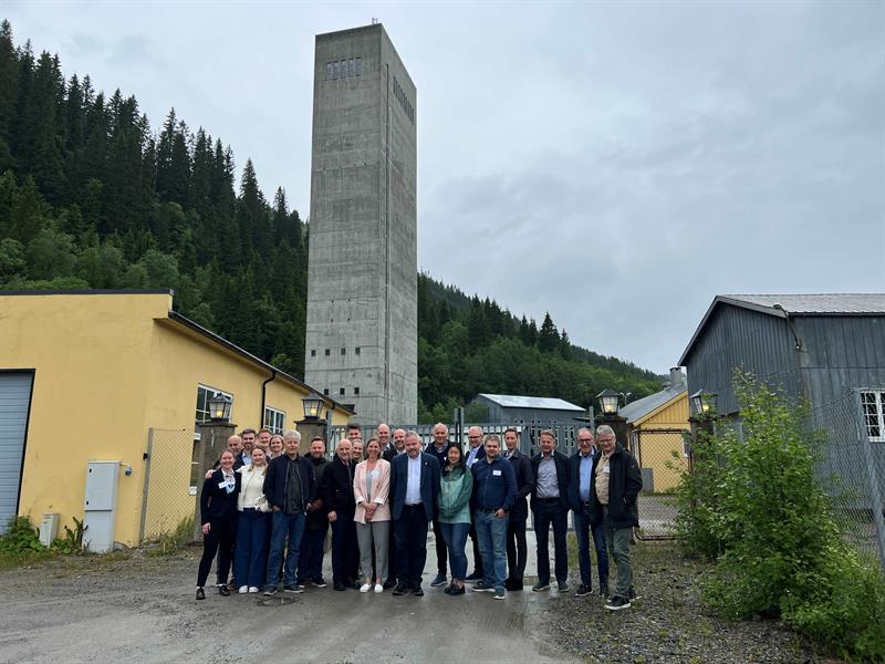 5.jpg Gruppebilde foran porten til gruva på Malm.