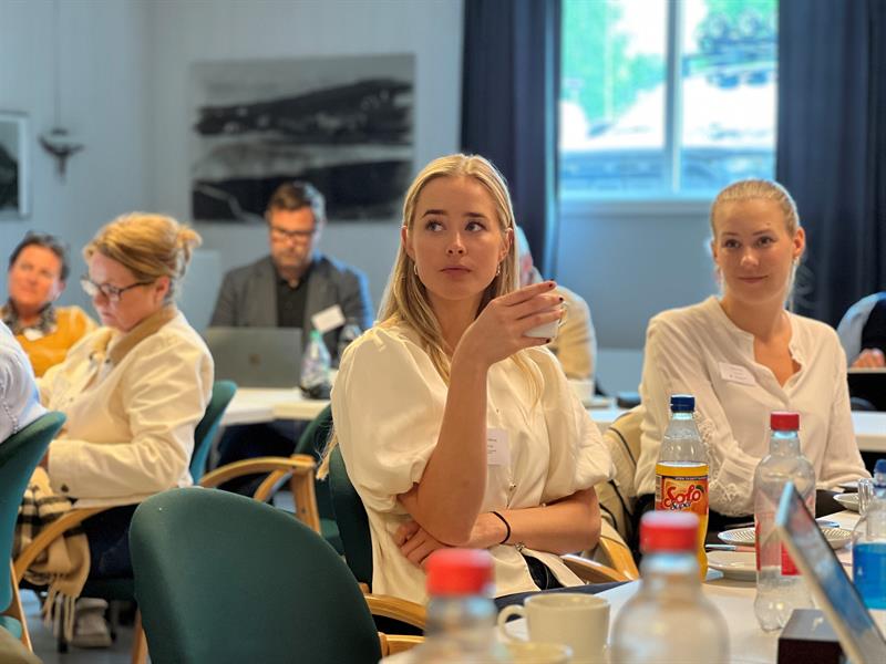 6.jpg Veronica Vilvang og Malin Eidem sittende ved et bord i et møterom.