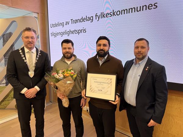 Bilde av noen som mottar prisen