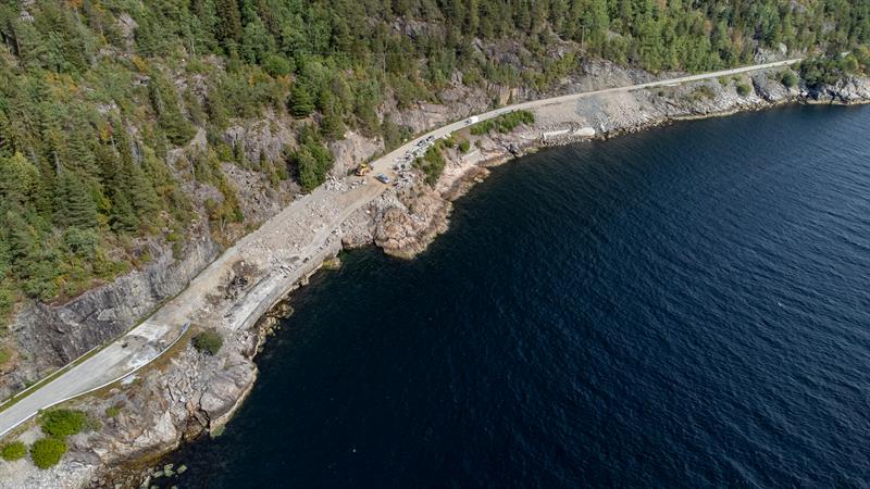 Dronebilde av fylkesveg 755 ved Drakestranda mellom Leksvik og Vanvikan. 