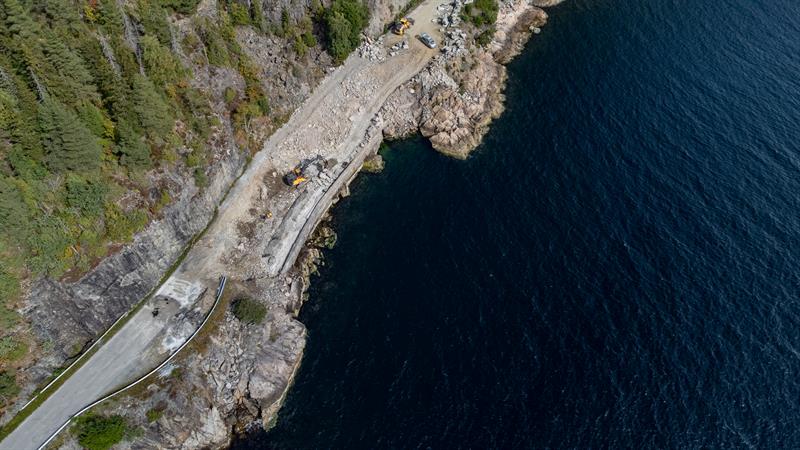 Arbeid på Drakestranda Bilde av Arbeid på Drakestranda på fylkesveg 755 mellom Leksvik og Vanvikan, 12. august 2021 (Foto: Trøndelag fylkeskommune).