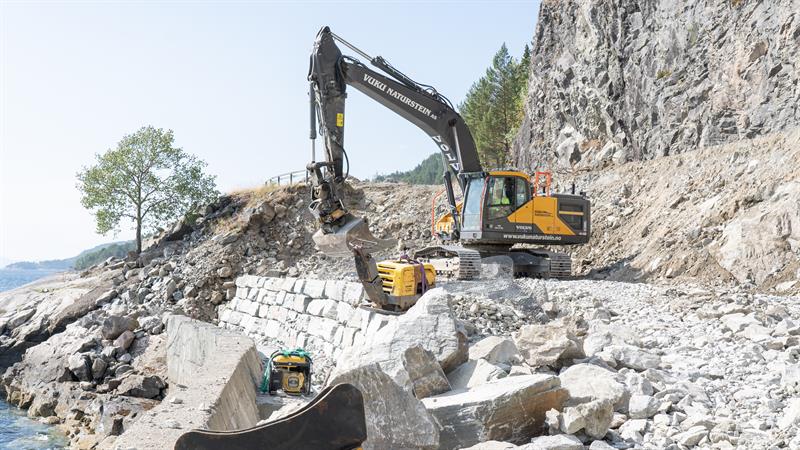 Arbeid på Drakestranda Bilde av arbeid på Drakestranda på fylkesveg 755 mellom Leksvik og Vanvikan, 12. august 2021 (Foto: Trøndelag fylkeskommune).