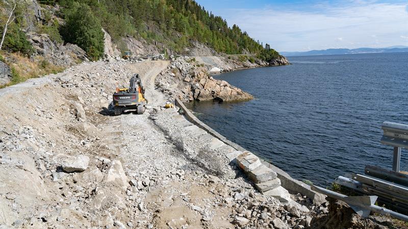 Arbeid på Drakestranda Bilde av arbeid på Drakestranda på fylkesveg 755 mellom Leksvik og Vanvikan, 12. august 2021 (Foto: Trøndelag fylkeskommune).