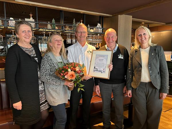 Gruppebilde av Vigdis Harsvik fra Innovasjon Norge, Gunn Brønnum, Rune Krogh og Ingulf Galåen fra Galåvolden Gård og Ingvill Dalseg fra Trøndelag fylkeskommune sammen på Røros under prisutdelinga den 19. november 2025.