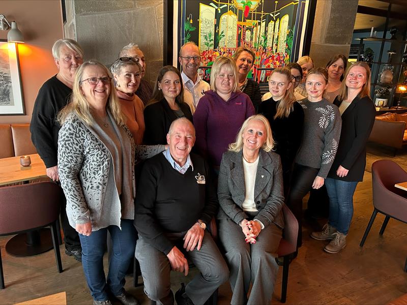 Gruppebilde av gründer Ingulf Galåen sammen med kona Gunn Brønnum til venstre for seg og leder av hovedutvalg næring og industri i Trøndelag fylkeskommune Ingvill Dalseg til høyre. Bak står ansatte i bedriften, samt Innovasjon Norges regiondirektør i Trøndelag Vigdis Harsvik.