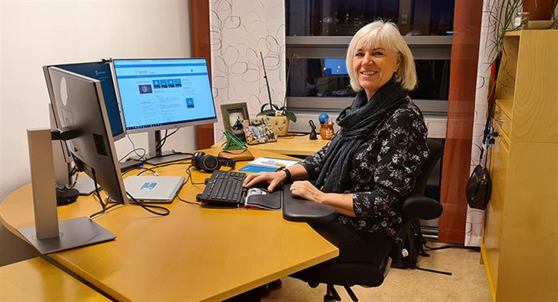 Seksjonsleder arkiv Kari Myhre ved sin arbeidspult. Foto Lene Bergesen