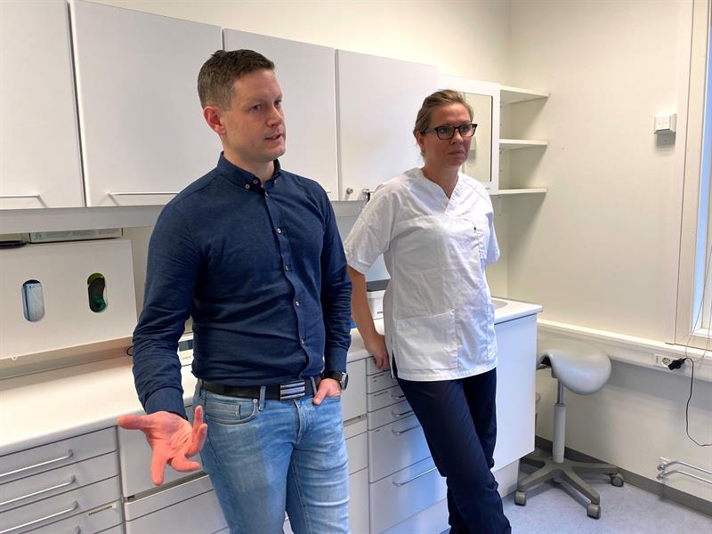 Bilde av fylkestannlege Bjørnar Hafell og overtannlege Elisabeth Sæther
