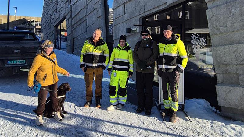 Personer samlet etter møte. Bilde