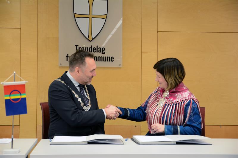 Fylkesordfører Tore O. Sandvik og sametingspresident Aili Keskitalo: Foto: Mona J. Andersson