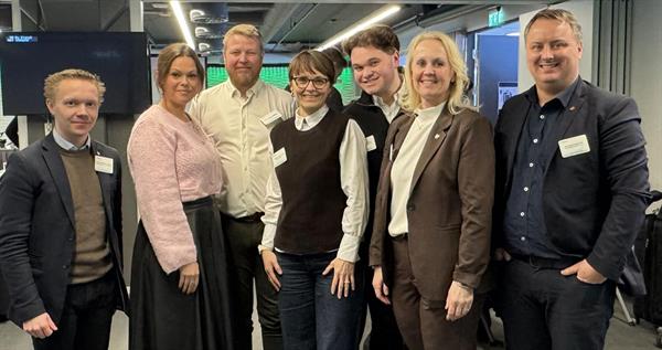 Kennet Tømmermo Reitan, ordfører Røyrvik, Ann Jeanette Klinkenberg, ordfører Grong, Tor Erling Inderdal, ordfører Lierne, Mildrid Kattem Aune, ordfører Rindal, Lars Myhr Sandlund, nestleder hovedutvalg utdanning, Ingvill Dalsegg, leder for hovedutvalg næring og industri, og Jan Inge Kaspersen, fylkestingsmedlem i Trøndelag fylkeskommune.