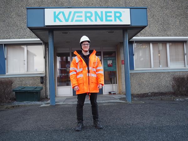 Isak Bråthen, som har praksisplass hos Kværner på Verdal, står utenfor Kværner sine kontorer. Foto: Ida Valsø.