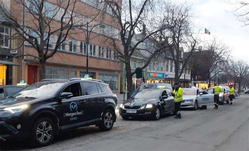 Aksjonen ble initiert av Justervesenet, som i samarbeid med Statens Vegvesen, Trøndelag fylkeskommune, Skatteetaten, Utrykningspolitiet og Politiets A-krimgruppe kontrollerte at løyvedokumenter, kjøreseddel, vognkort, taksameter og de skatte- og avgiftsmessige forholdene var i orden. Foto: Justervesenet