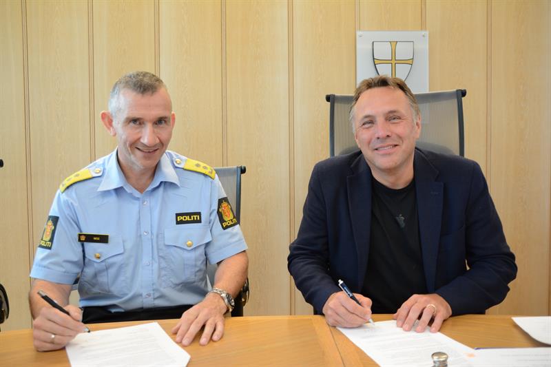 Politimester Nils Kristian Moe (til venstre) og fylkesordfører Tore O. Sandvik skrev under en samarbeidsavtalen om forebygging av kriminalitet i de videregående skolene (Foto: Narve Nordmelan).