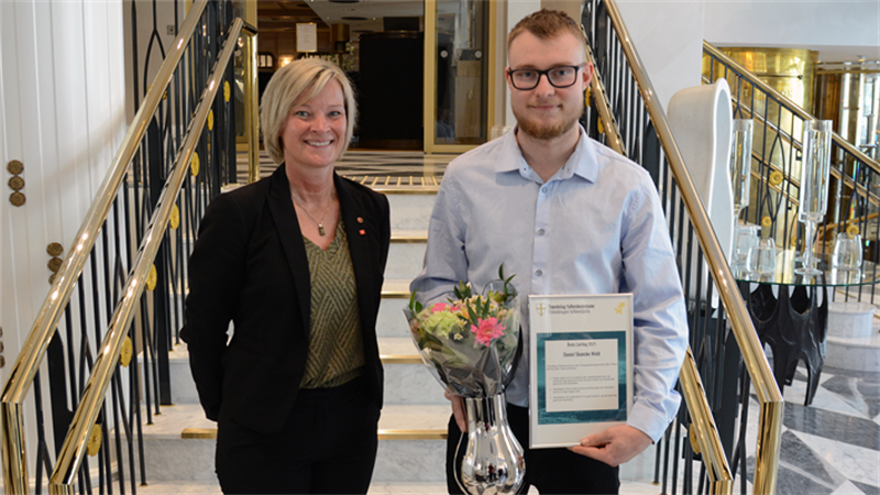 F.v Kristine Svendsen, leder i Yrkesopplæringsnemnda og Årets lærling Daniel Skancke Wold. Foto: Mona Jønvik Andersson, Trøndelag fylkeskommune