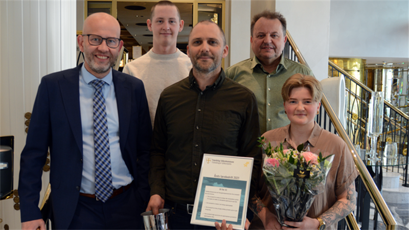 Fra venstre.  Tord Lien , nestleder i Yrkesopplæringsnemnda, Trond Kimo , GK Rør, Johanne Hokstad, lærling. Bak fra v. Sander Karlsen, lærling og Hans Petter Faanes, fagleder rør.

Foto: Mona Jønvik Andersson, Trøndelag fylkeskommune