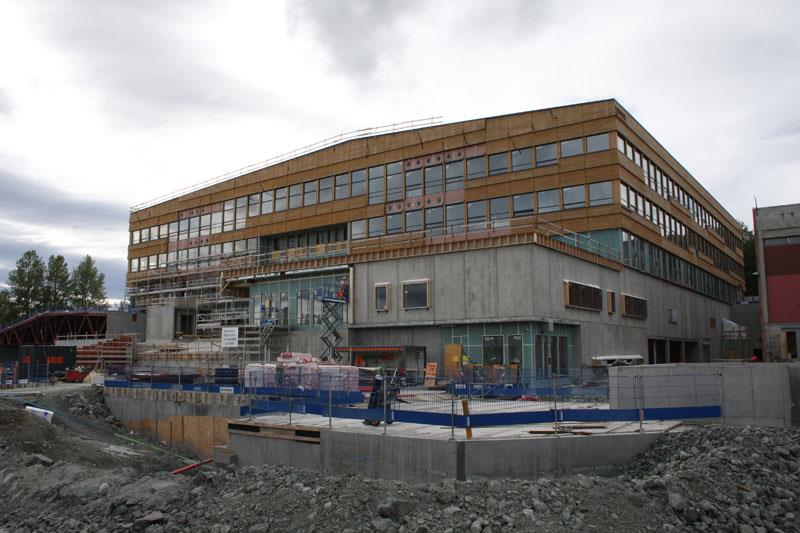 Nye Heimdal vgs og Kolstad Arena under oppføring.