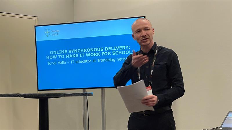 mann som står foran datapresentasjon