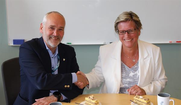 Administrerende direktør i AtB AS Grete Fuglem Tennås og fylkesdirektør Carl-Jakob Midtun har signert avtalen. Foto: Karl-Henrik Linder 