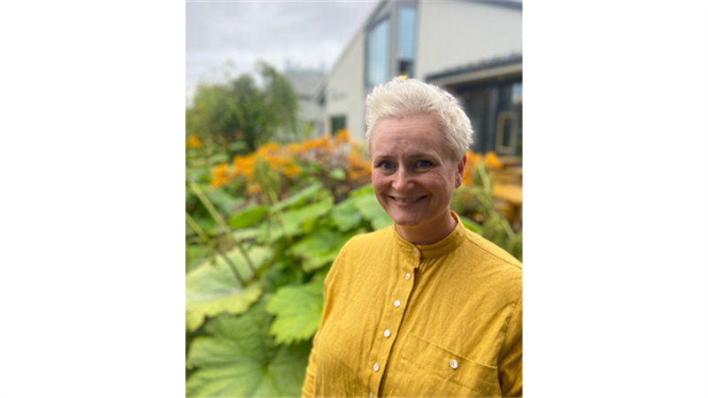 Portrettbilde av Hilde Andreassen som står utenfor Selbu videregående skole. 