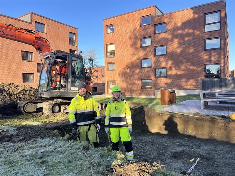 Arkeologer To arkeologer graver i en sjakt foran ett av byggene på Moholt studentby.