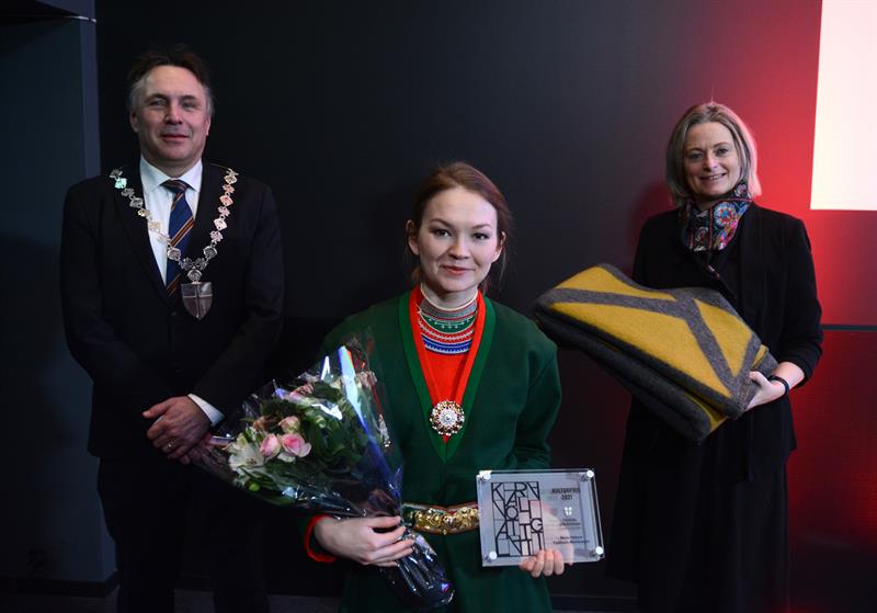 Fylkesordfører Tore O.Sandvik, Marja Mortensson og May Britt Lagesen, leder i hovedutvalg for kultur. Foto: Mona Jønvik Andersson