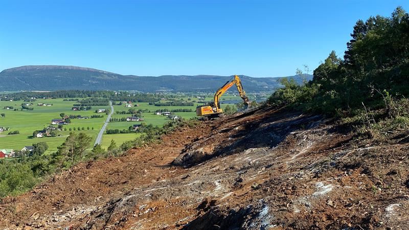 Bilde av arbeid på fylkesveg 717 Sund-Bradden i skråningen opp mot toppen av skaret mellom Rissa og Stadsbygd.