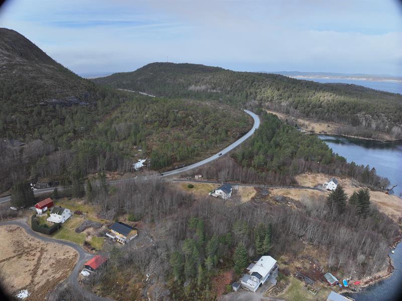 Dronebilde av fylkesveg 714 Røssvika- Slåttavika
