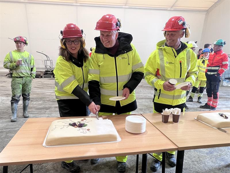 Gjennomslaget markeres med kake. Fra venstre: Kirsti Tømmervold, Hallgeir Grøntvedt (Sp, leder hovedutvalg vei), Jo Bernt Brønstad (Vegdirektør). Foto: Trøndelag Fylkeskommune