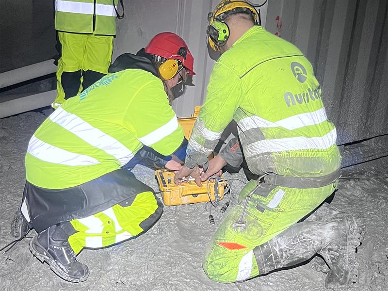 Detonasjon Kirsti Tømmervold, tidigere ordfører i klæbu i rød hjelm, trykker på knappen som detonerer gjennomslagssalva. Foto: Trøndelag Fylkeskommune