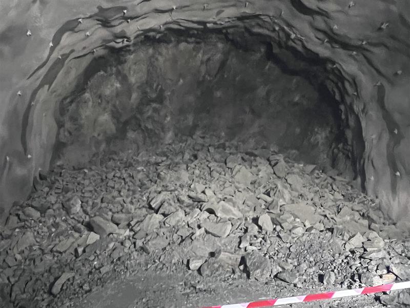 Gjennomslag Gjennomslagssalva ferdig sprengt, under steinrøysa er det et lite hull i dagen. Foto: Trøndelag Fylkeskommune